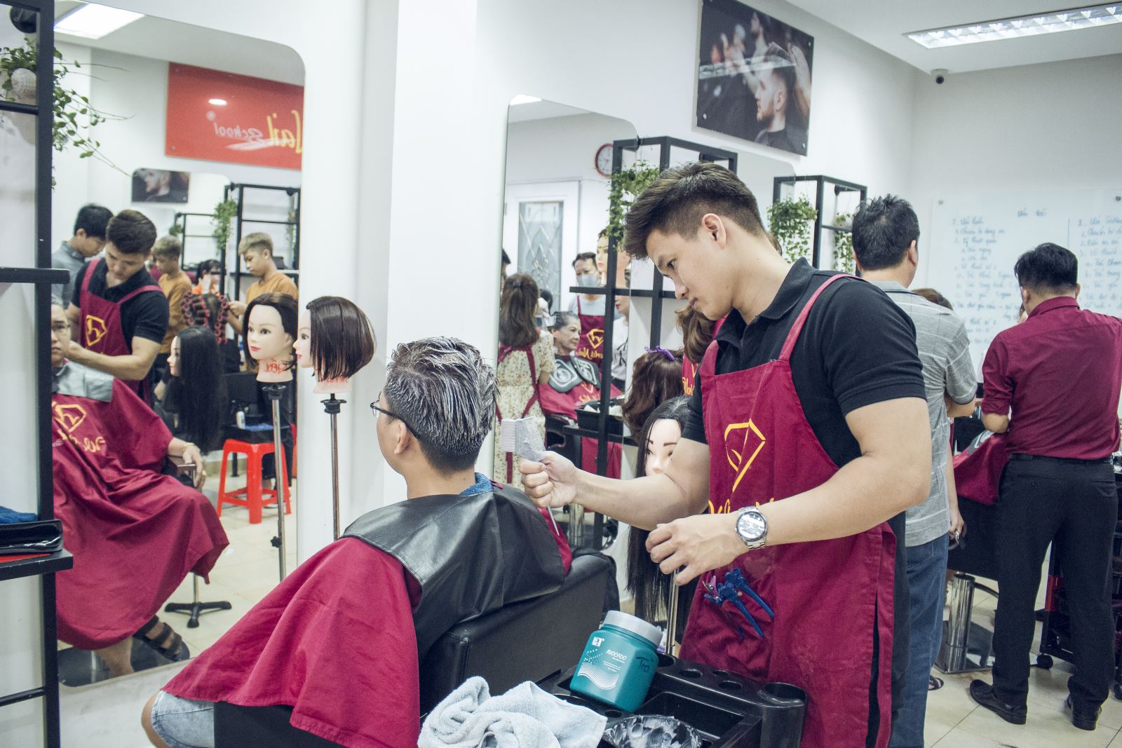 CON GÁI CÓ NÊN HỌC NGHÈ CẮT TÓC NAM BARBER HAY KHÔNG  Dạy nghề tóc cấp  tốc cắt tóc nam nữ học phí bảng giá địa chỉ