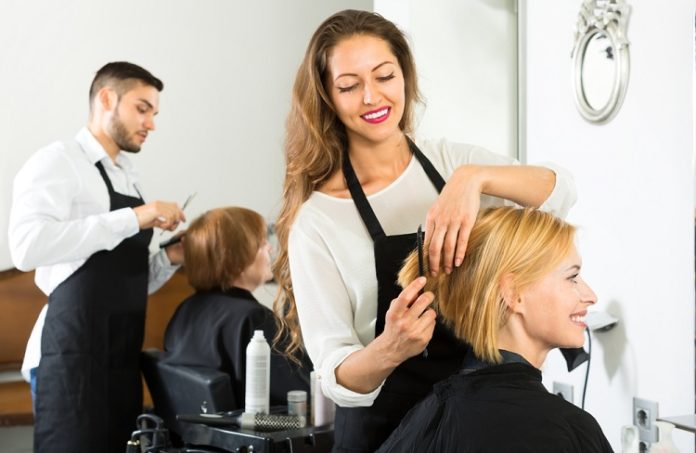 Nữ cắt tóc nam  xu hướng Lady Barber trong làng tóc Việt